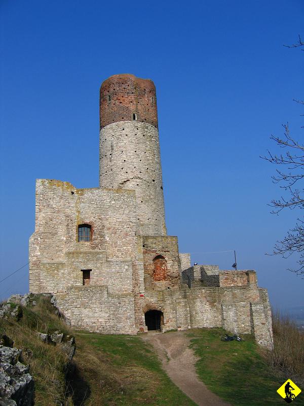 fota 011.jpg - Zamek w Chęcinach. Niestety nie mogłem zostawić roweru samopas, więc robię objazd dookoła i ruszam na szlak.